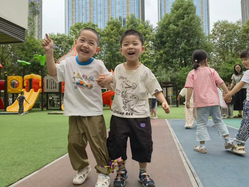 孩子們?cè)谕鎯扇巳?。成都市第三幼兒園528園區(qū)供圖 