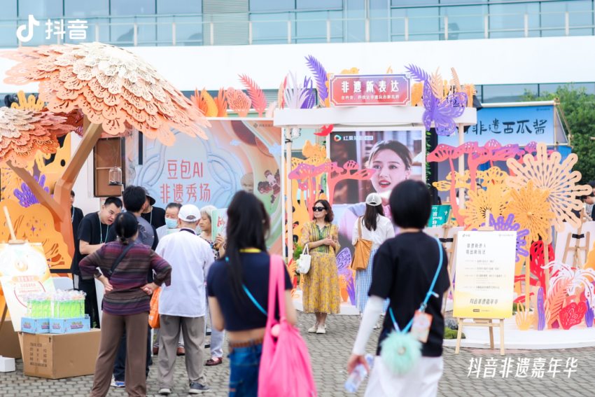 “抖音非遺嘉年華”展區(qū)現(xiàn)場(chǎng)。主辦方供圖