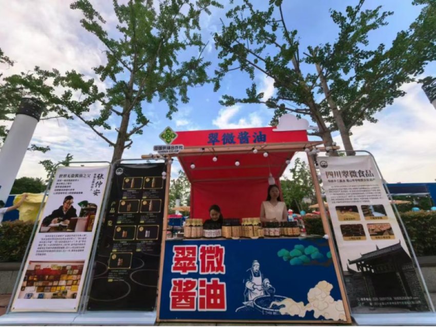 在重慶分會場巴蜀釀造技藝展上，青神翠微傳統(tǒng)手工醬油釀造技藝登場。唐沁瀟攝