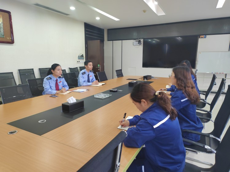 稅務(wù)干部到企業(yè)送政策，問需問計(jì)解難題。達(dá)州市稅務(wù)局供圖