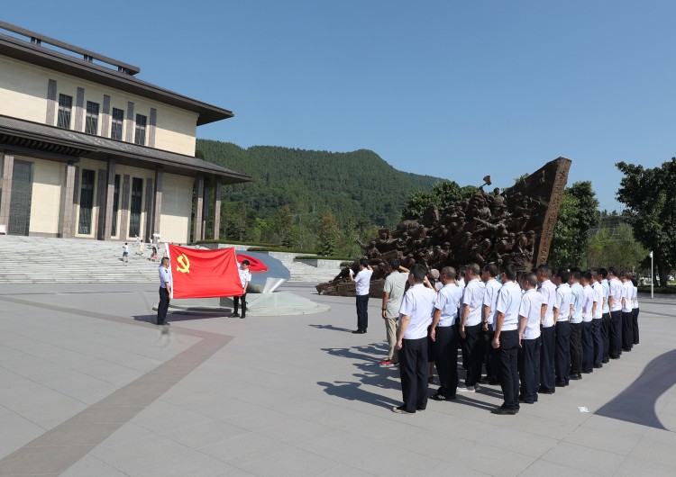 通川區(qū)稅務局在神劍園張愛萍故居開展黨建活動。通川區(qū)稅務局