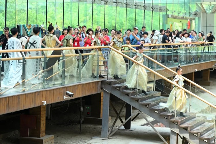 “金沙紋韻·衣脈相承”主題活動(dòng)現(xiàn)場(chǎng)。成都市文廣旅局供圖