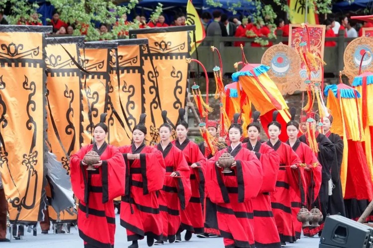 都江堰景區(qū)伏龍觀廣場(chǎng)將舉辦非遺項(xiàng)目展覽。成都市文廣旅局供圖