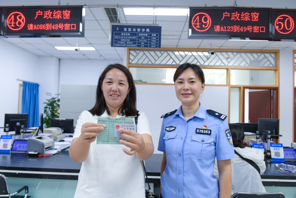 民警為李女士開(kāi)具直系親屬關(guān)系證明。攀枝花公安供圖