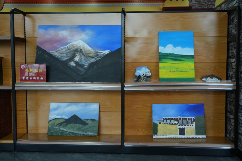 非遺工作坊展示的油畫。道孚縣委宣傳部供圖