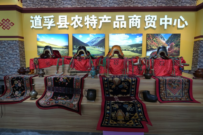 展示的馬具。道孚縣委宣傳部供圖