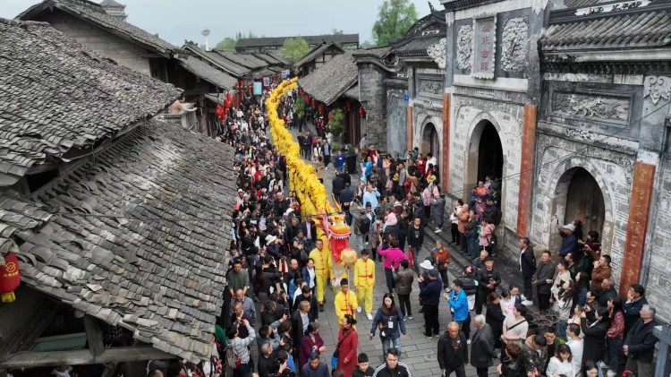 崇州街子古鎮(zhèn)過(guò)傳統(tǒng)佳節(jié)。崇州市委宣傳部供圖