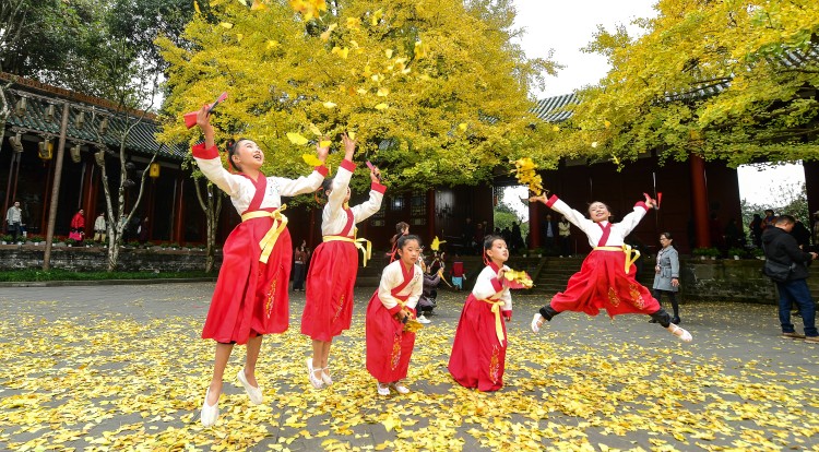 小朋友在罨畫池博物館玩耍。崇州市委宣傳部供圖
