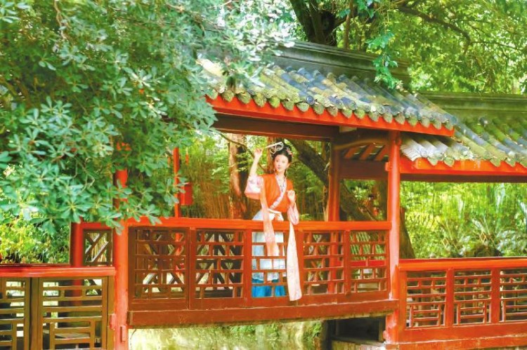 作為87版《紅樓夢(mèng)》取景地的罨畫池，吸引了許多人前來(lái)打卡。崇州市委宣傳部供圖