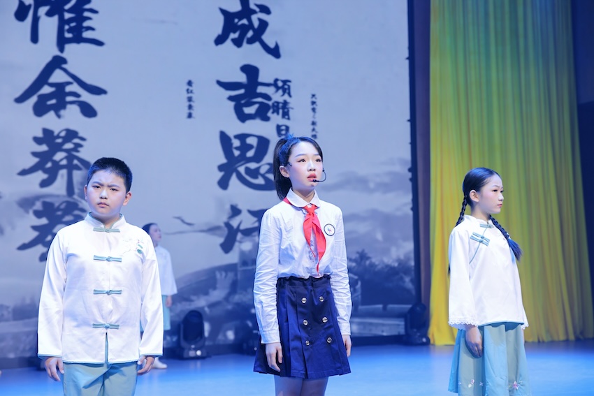 成都師范附屬小學(xué)學(xué)子帶來(lái)詩(shī)朗誦《百年流聲溯清源》。 錦江教育供圖