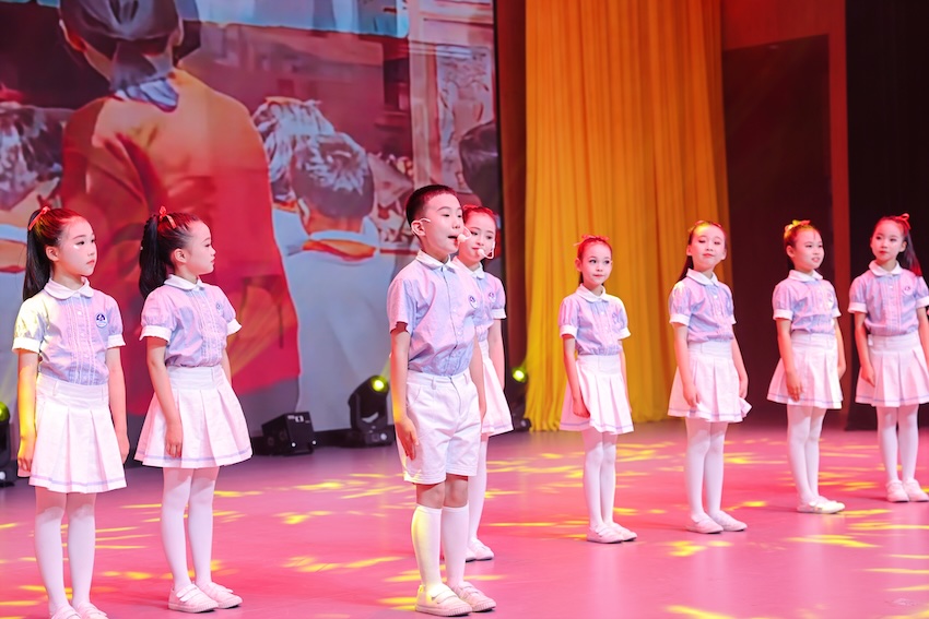 成都市鹽道街小學(xué)528校區(qū)的老師攜手椿風(fēng)合唱團現(xiàn)場演繹《時光》，唱響“童心向廉”主旋律。錦江教育供圖