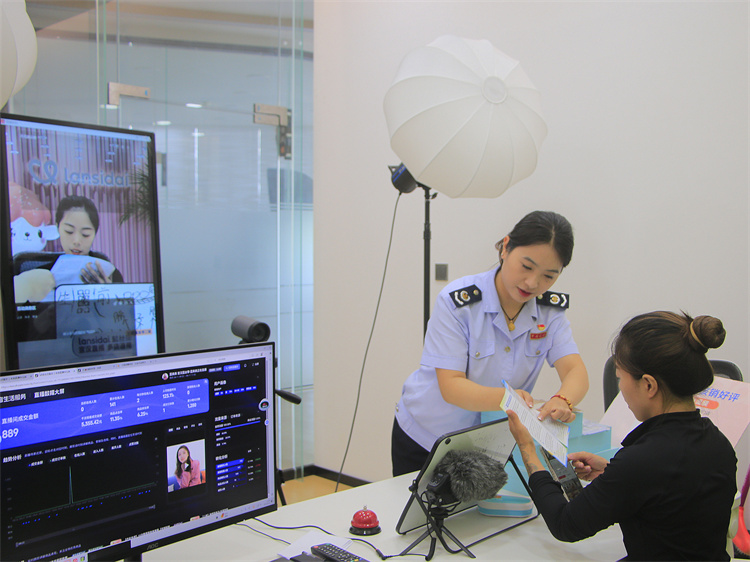 稅務(wù)干部在創(chuàng)業(yè)服務(wù)中心開展稅收政策宣傳。達(dá)州市稅務(wù)局供圖