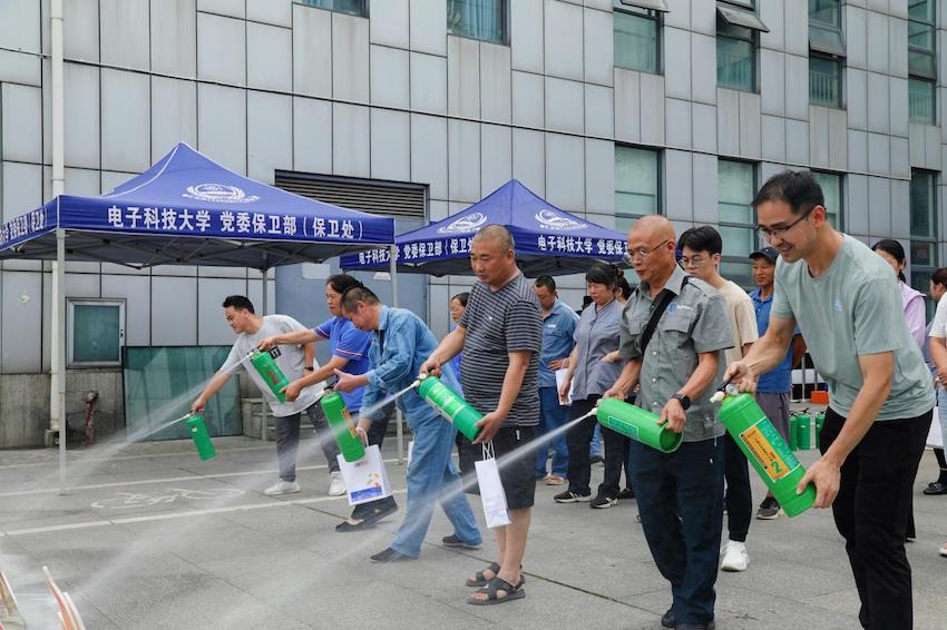 滅火器使用實(shí)操現(xiàn)場。主辦方供圖