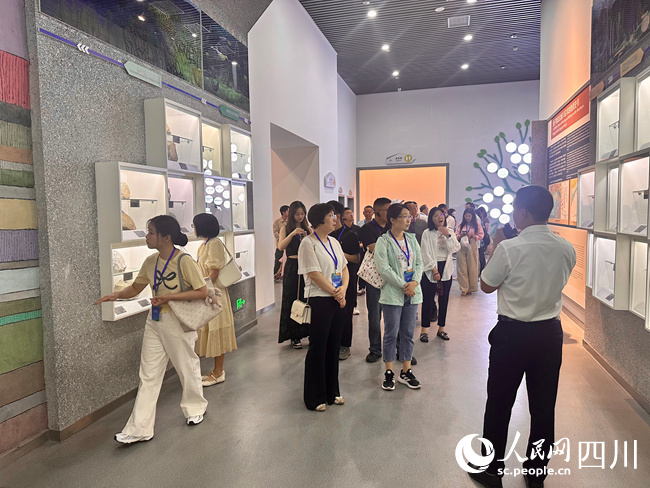 嘉賓參觀光霧山-諾水河世界地質(zhì)公園博物館。王雨欣攝