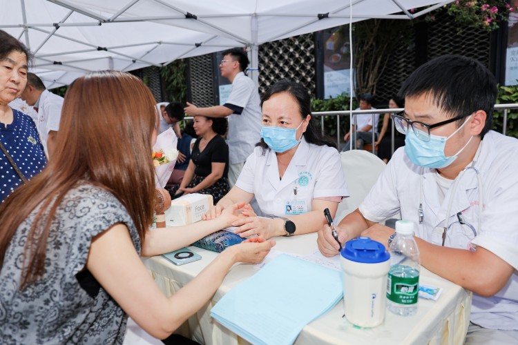 為市民義診。張靜供圖