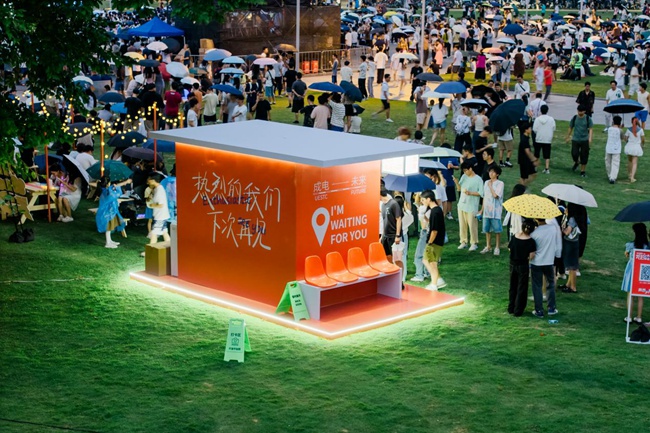 電子科技大學(xué)為2025屆畢業(yè)生送上了一份特別的禮物——以“抽盲盒”形式定格成電記憶。學(xué)校供圖