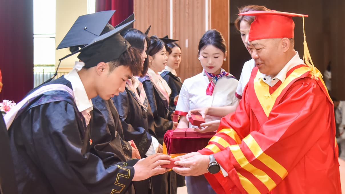 畢業(yè)生接過釘子禮盒。四川科技職業(yè)學院供圖