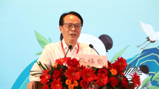 全國人大代表、中國醫(yī)藥教育協(xié)會新中醫(yī)發(fā)展促進專業(yè)委員會主任委員、好醫(yī)生集團董事長耿福能現(xiàn)場發(fā)言。主辦方供圖