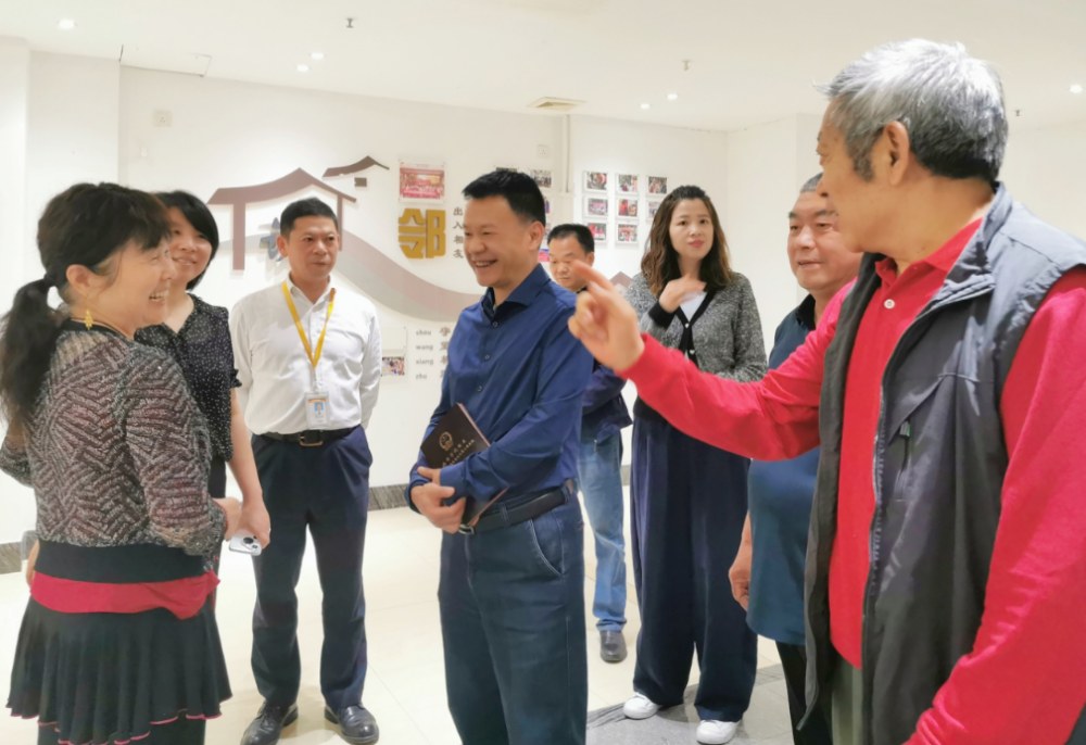 4月25日，人大代表們主動(dòng)走進(jìn)復(fù)地雍湖灣小區(qū)，與小區(qū)黨總支、院委會(huì)、業(yè)委會(huì)、物業(yè)及黨群骨干開(kāi)展“解剖麻雀”式調(diào)研。石羊街辦供圖