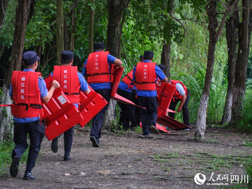 6月25日，四川成都，救援人員在東湖公園參加防汛應(yīng)急救援實(shí)戰(zhàn)演練。程雪力攝