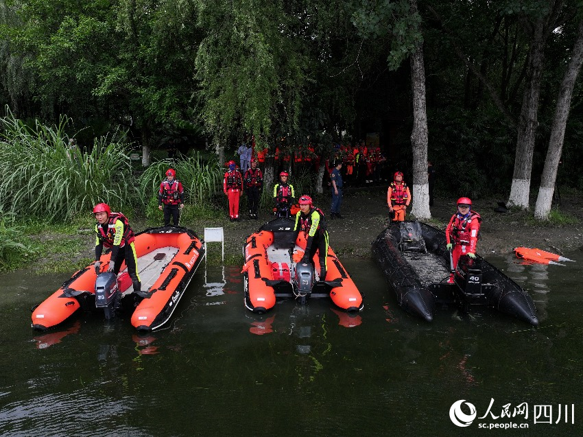 6月25日，四川省森林消防總隊特勤大隊一中隊消防員在東湖公園河畔開展防汛應(yīng)急救援實戰(zhàn)演練。程雪力攝