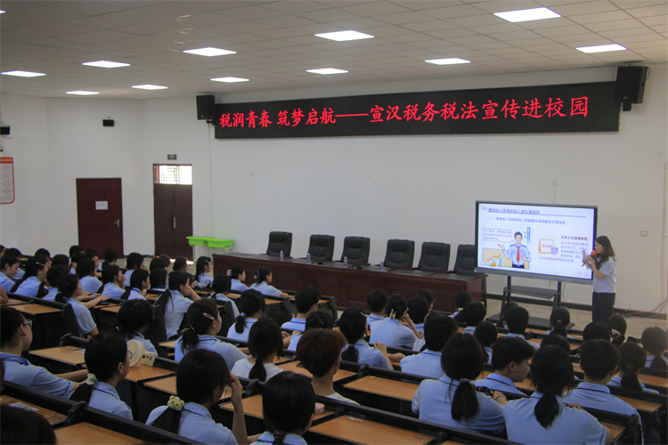達州宣漢稅務(wù)局聯(lián)合公共就業(yè)綜合服務(wù)中心開辦“稅法公開課”“財稅必修課”等公開課程。四川省稅務(wù)局供圖