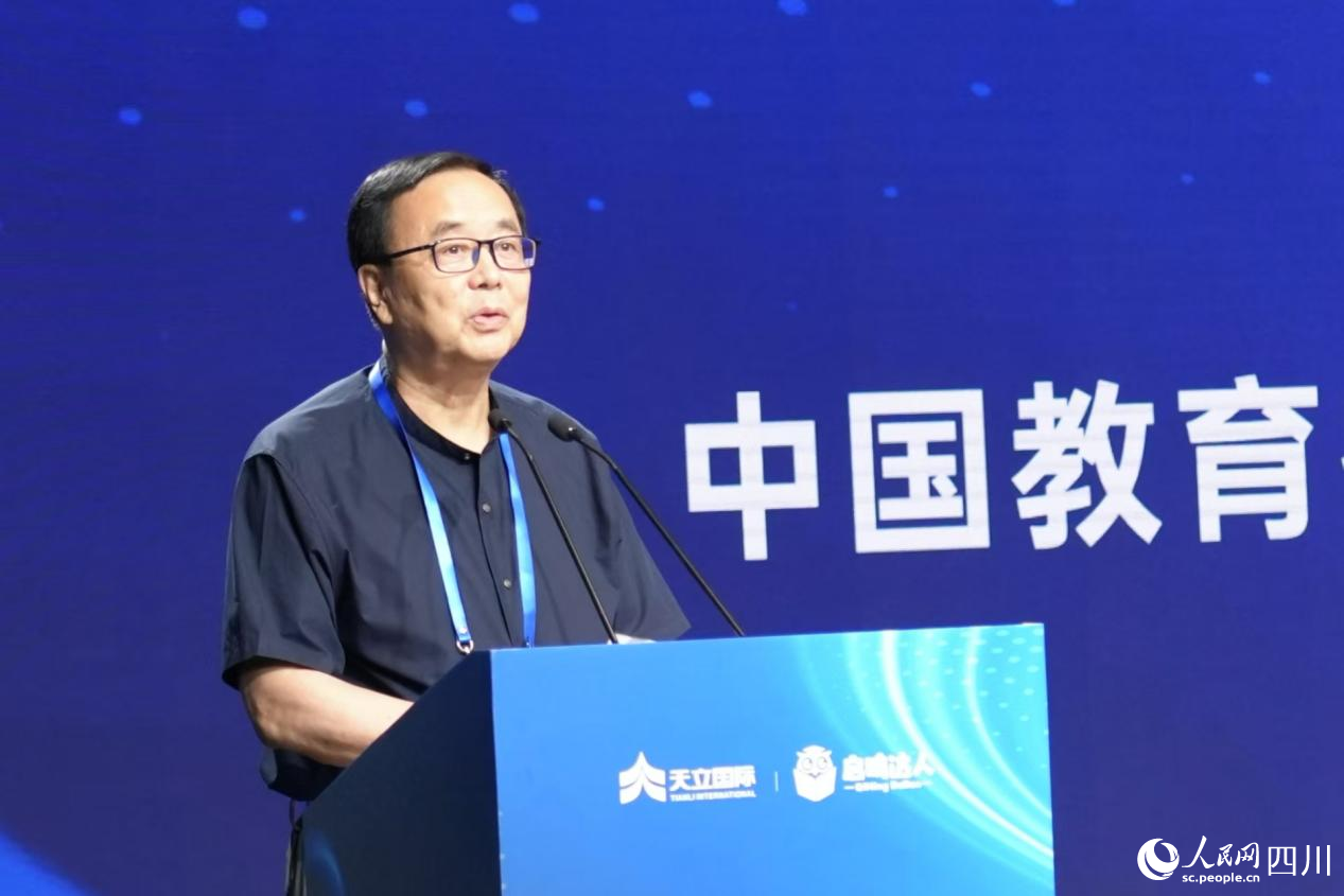 中國教育技術協(xié)會監(jiān)事長、教育數字人推進工作組組長張少剛。人民網記者 郭瑩攝