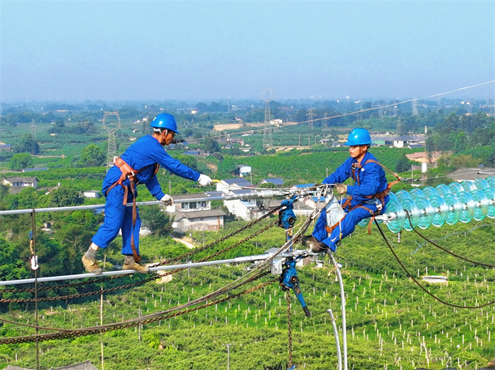 國(guó)網(wǎng)成都供電公司高空作業(yè)人員在成都邛崍500千伏輸變電工程220千伏配套工程施工現(xiàn)場(chǎng)緊固導(dǎo)線。梁洋攝