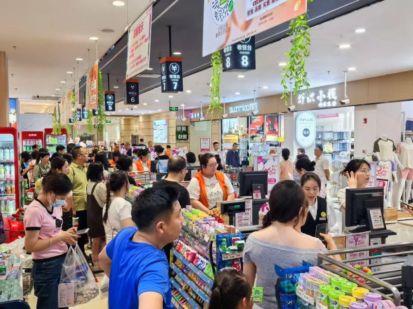 商超促銷火力全開，消費(fèi)市場活力十足。東坡區(qū)融媒體中心供圖