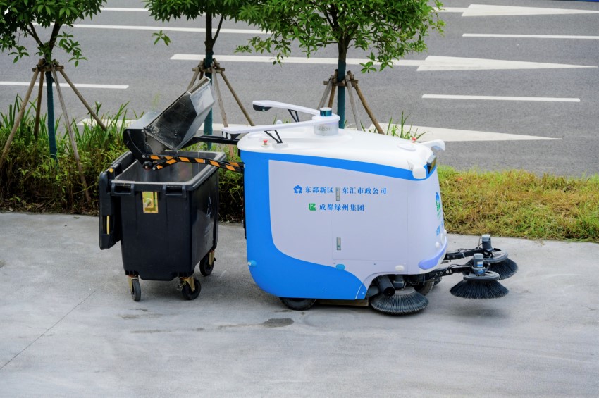 AI環(huán)衛(wèi)機器人演示。主辦方供圖