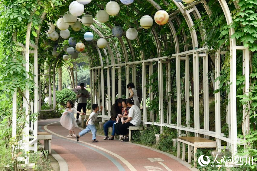 公園內(nèi)納涼區(qū)域,老人和兒童各得其樂。人民網(wǎng)記者 郭瑩攝