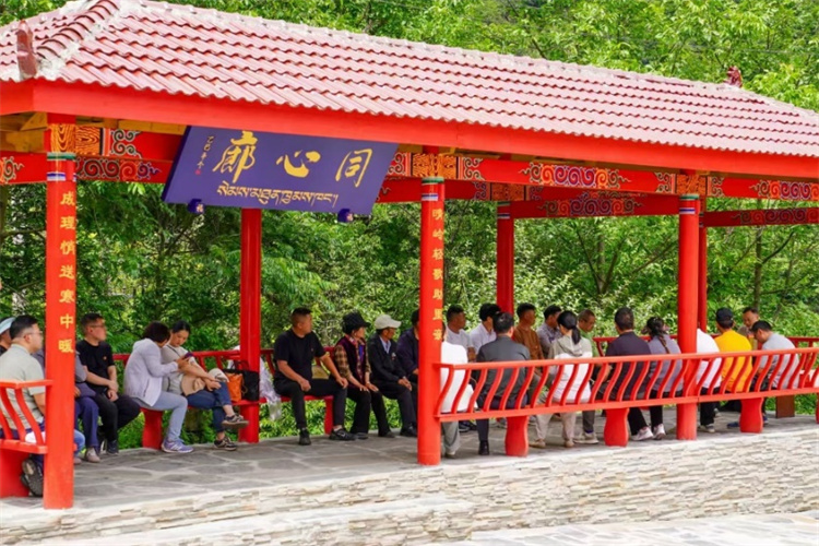 村民在同心廣場(chǎng)開(kāi)展壩壩會(huì)。黑水縣融媒體中心供圖