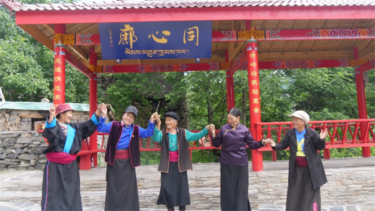 村民在同心廣場(chǎng)跳鍋莊。黑水縣融媒體中心供圖