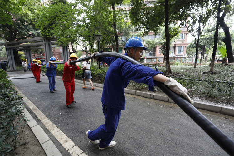 7月4日，國(guó)網(wǎng)成都供電公司成華供電中心工作人員在銀鑼灣小區(qū)緊急施放電纜，開展故障搶修工作。陳紅梅攝