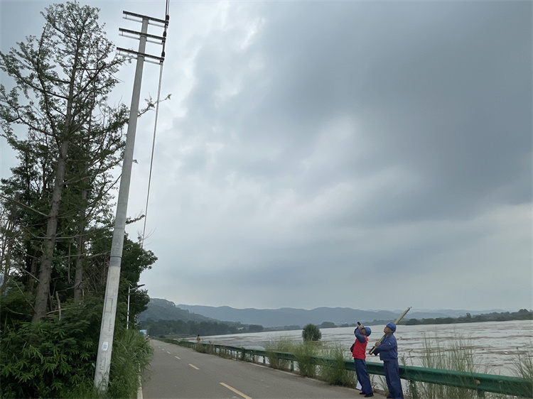 7月4日11時(shí)，金堂供電公司配網(wǎng)線路巡視人員對(duì)相關(guān)線路進(jìn)行安全特巡。國(guó)網(wǎng)成都供電公司供圖