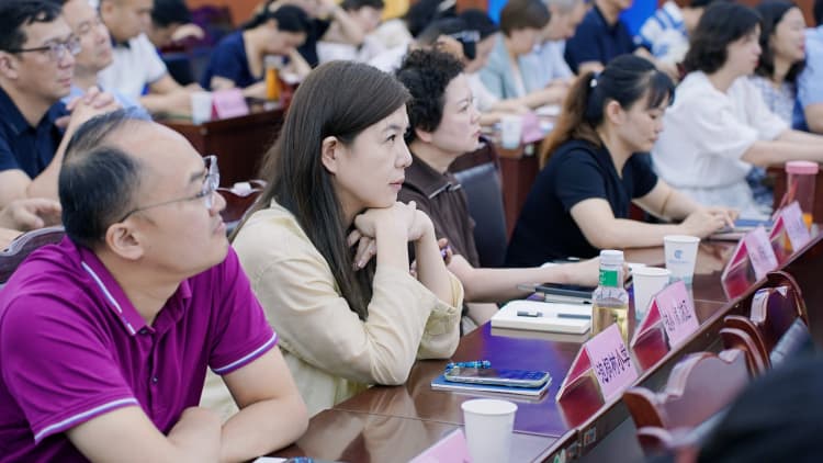 聆聽專家講解。青羊區(qū)教育局供圖