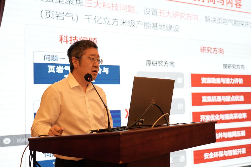 中國(guó)石油西南油氣田公司頁(yè)巖氣研究院院長(zhǎng)、正高級(jí)工程師，實(shí)驗(yàn)室常務(wù)副主任吳建發(fā)在會(huì)議上發(fā)言。人民網(wǎng)記者 李平攝