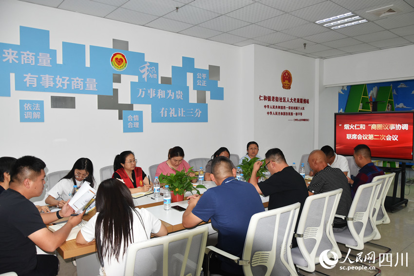 煙火仁和商圈黨支部組織商議商圈集裝箱增設(shè)問題。老街社區(qū)供圖