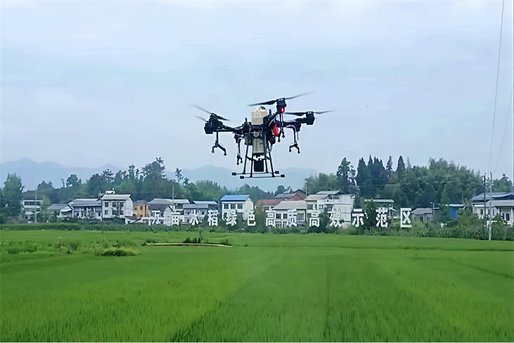 無人機(jī)噴灑農(nóng)藥場(chǎng)景。達(dá)州市稅務(wù)局供圖