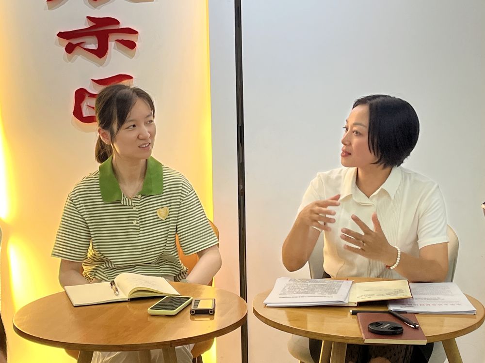 《中國人大》雜志記者赴安岳采訪全國人大代表劉艷英。資陽人大供圖