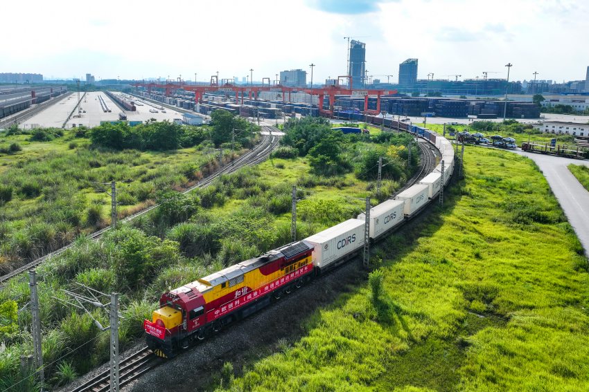 中歐班列（成渝）南通道速達班列在蓉發(fā)車。青白江區(qū)委宣傳部供圖