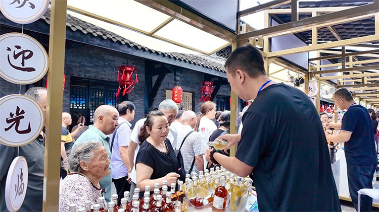 客商了解綿竹美酒。綿竹市融媒體中心供圖