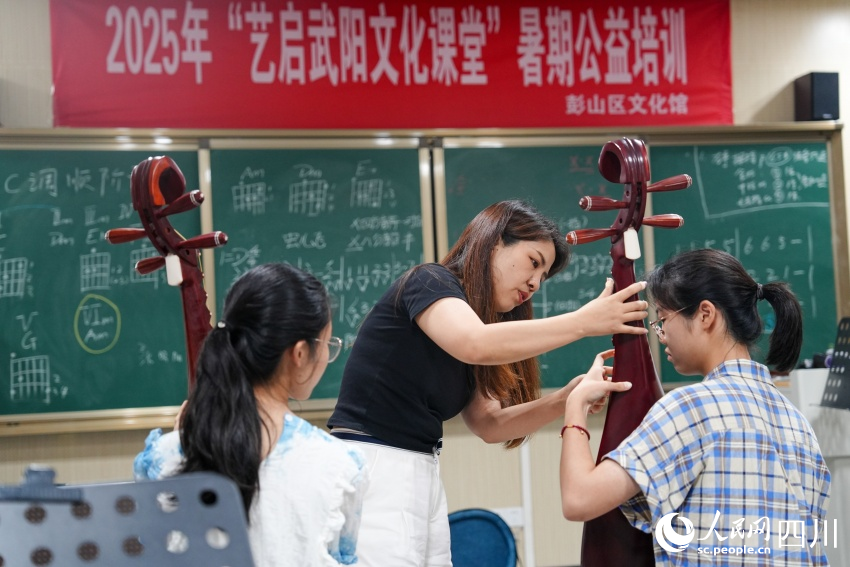 孩子們在眉山市彭山區(qū)文化館“藝啟武陽文化課堂”暑期公益培訓(xùn)班上學(xué)習(xí)琵琶彈奏。翁光建攝