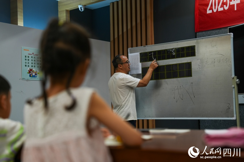 孩子們?cè)诿忌绞信砩絽^(qū)文化館“藝啟武陽文化課堂”暑期公益培訓(xùn)班上學(xué)習(xí)書法。翁光建攝