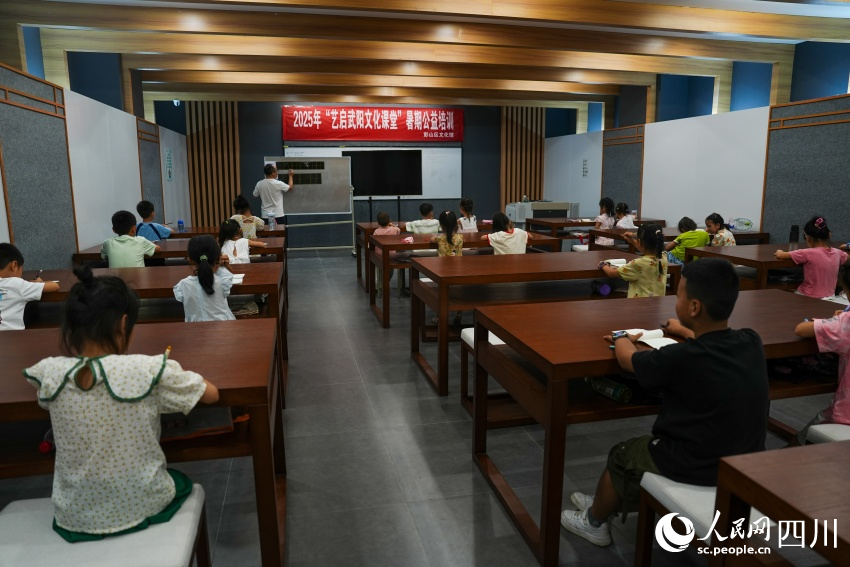 孩子們在眉山市彭山區(qū)文化館“藝啟武陽文化課堂”暑期公益培訓(xùn)班上學(xué)習(xí)書法。人民網(wǎng) 趙祖樂攝