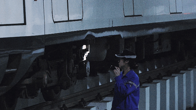 車輛檢修工進(jìn)行上千個(gè)關(guān)鍵部件檢查。成都軌道集團(tuán)供圖