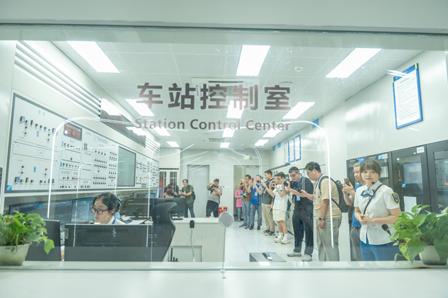 鐘武靜為“觀察團(tuán)”成員介紹車站控制室。成都軌道集團(tuán)供圖