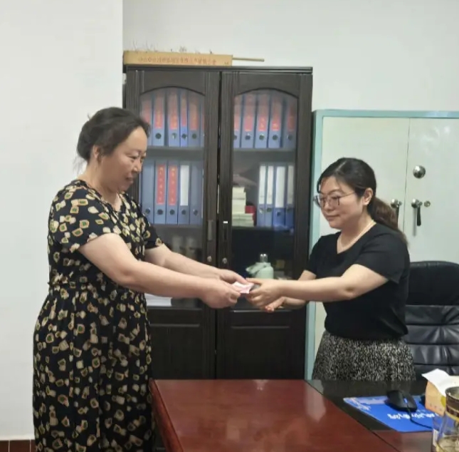 退休老黨員周仕榮同志的侄媳幫其交上人生最后一筆黨費(fèi)（唐琪 攝）
