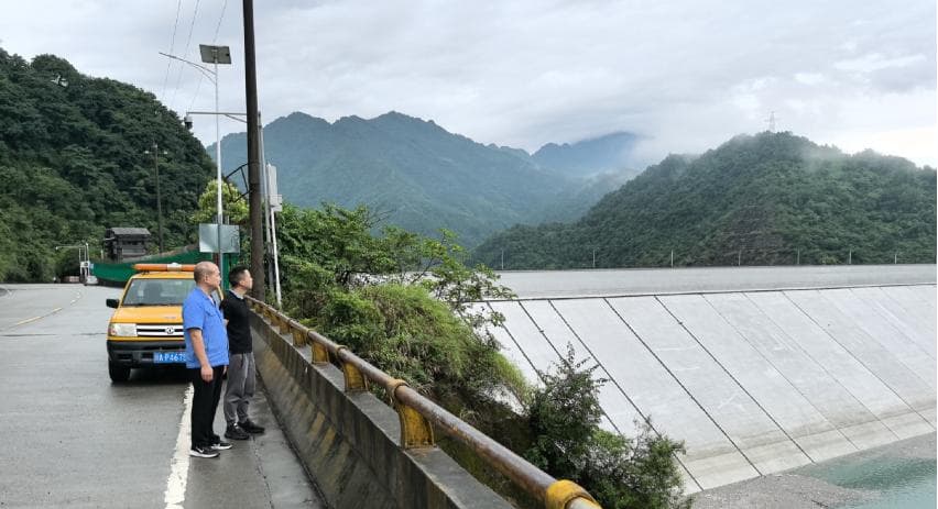 監(jiān)測天氣變化和上游水情。岷江水廠供圖