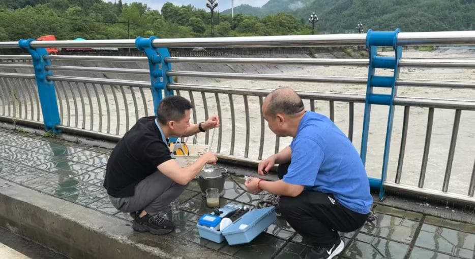 開展原水巡查巡視工作。岷江水廠供圖